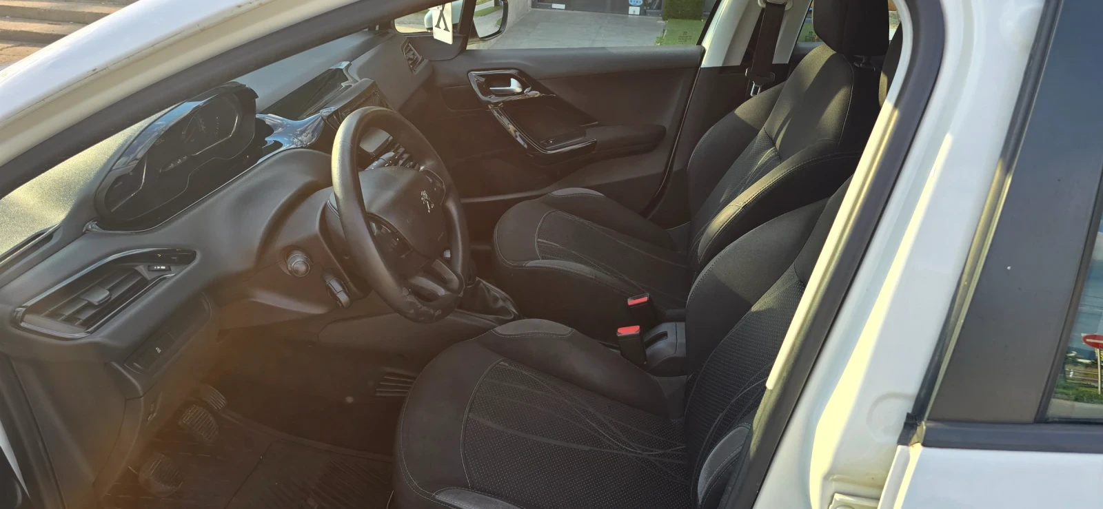 Peugeot 208, снимка 4 - Автомобили и джипове - 55228566