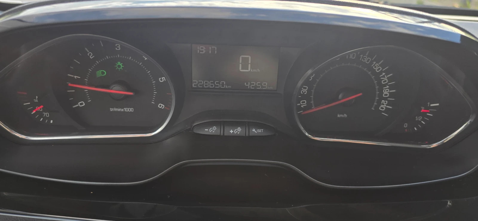 Peugeot 208, снимка 7 - Автомобили и джипове - 55228566