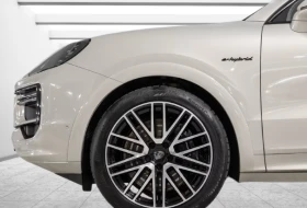 Обява за продажба на Porsche Cayenne Turbo E-Hybrid = SportDesign = Гаранция ~ 383 904 лв. - изображение 4