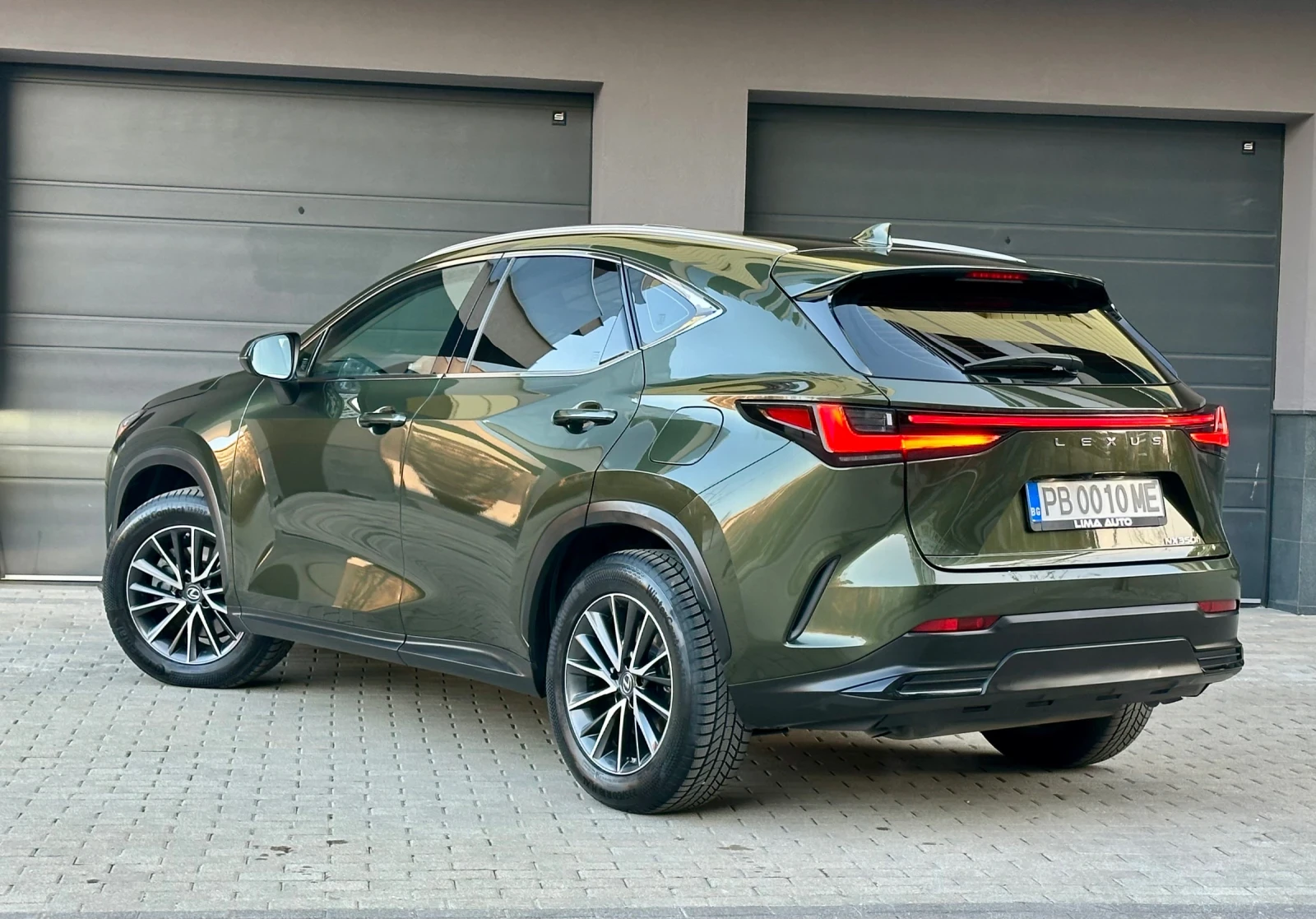 Lexus NX 350h ГАРАНЦИОНЕН! - изображение 6