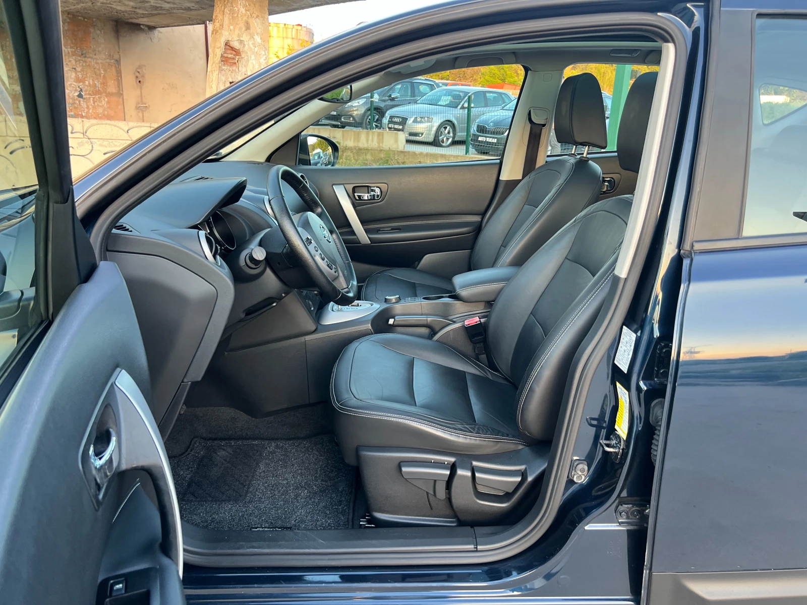 Nissan Qashqai  2.0i-141к.с-4х4-Автоматик-Кожа-Панорама, снимка 9 - Автомобили и джипове - 54483715