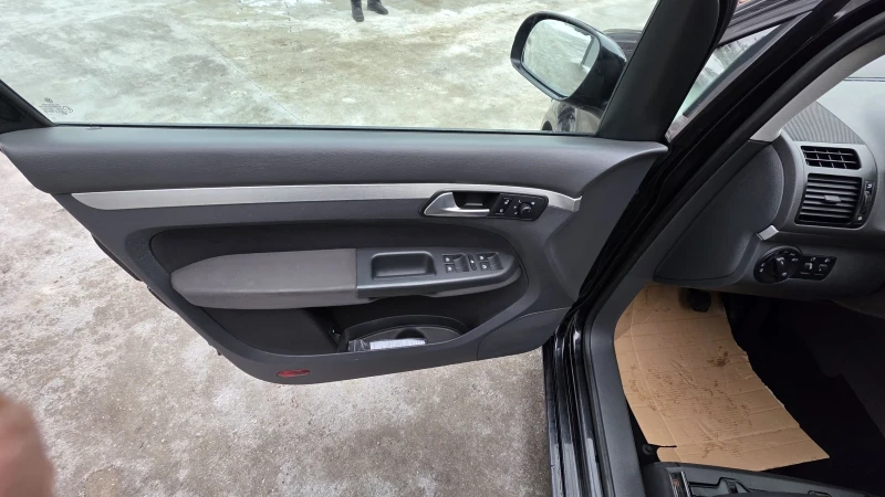 VW Touran 2.0 170, снимка 7 - Автомобили и джипове - 53211279