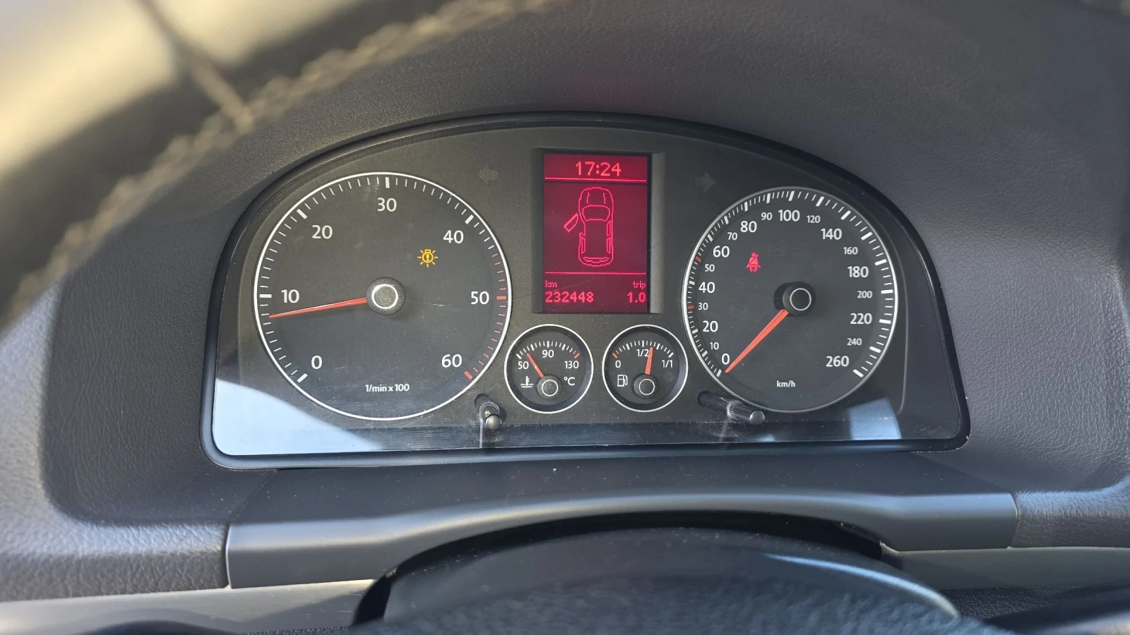 VW Touran 2.0 170, снимка 8 - Автомобили и джипове - 53211279