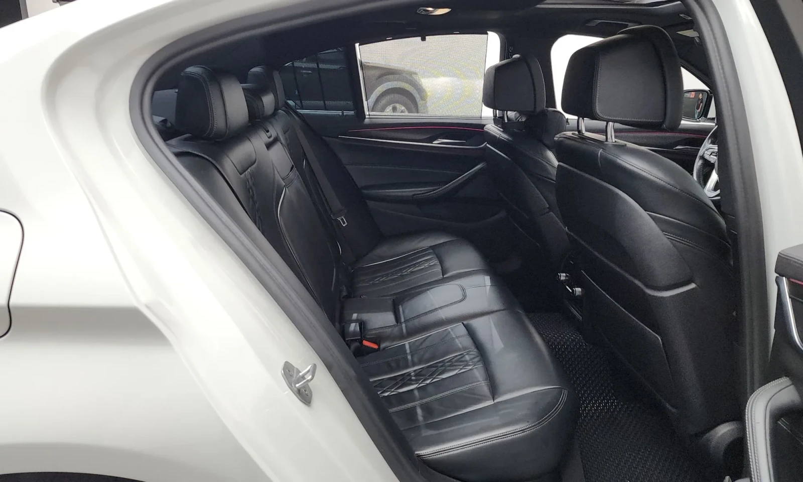 BMW 530 Xi M PACK+ | HUD| DISTRONIC| ОБУДХ| ЩОРИ, снимка 13 - Автомобили и джипове - 54942726