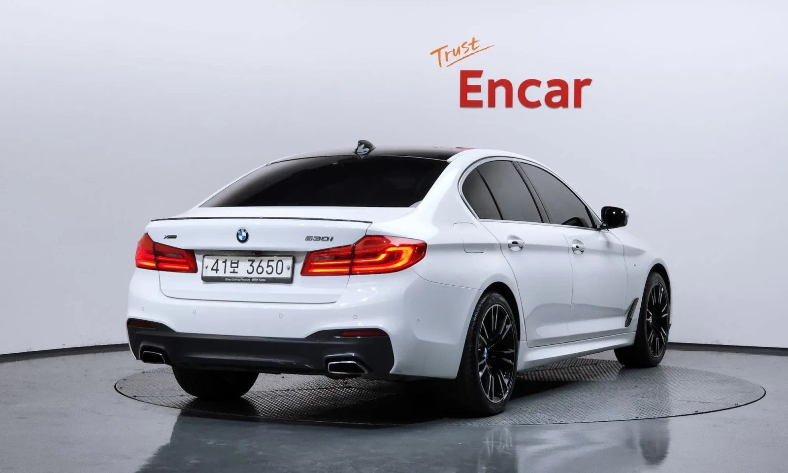 BMW 530 Xi M PACK+ | HUD| DISTRONIC| ОБУДХ| ЩОРИ, снимка 2 - Автомобили и джипове - 54942726