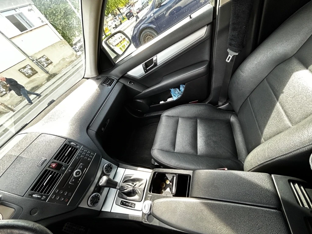 Mercedes-Benz C 320, снимка 4 - Автомобили и джипове - 55047393