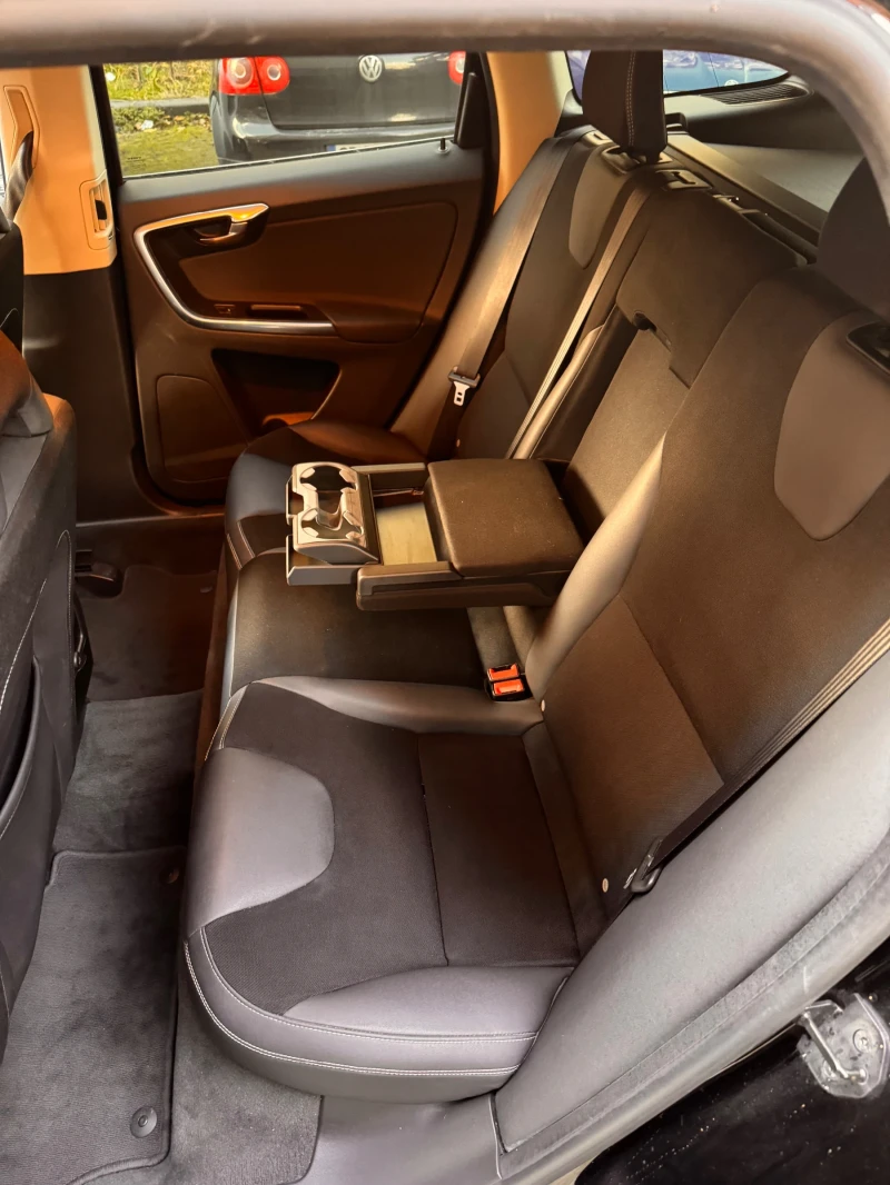 Volvo XC60 2.4d 215к.с. D5 AWD, снимка 9 - Автомобили и джипове - 52683633