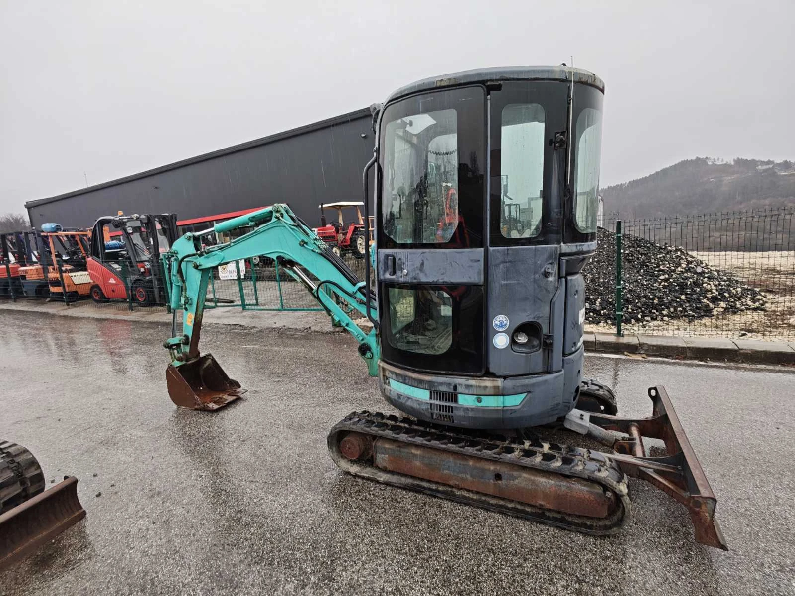 Багер Kobelco НОВ ВНОС 2.5 ТОНА, Кабина, Джойстици   - изображение 2