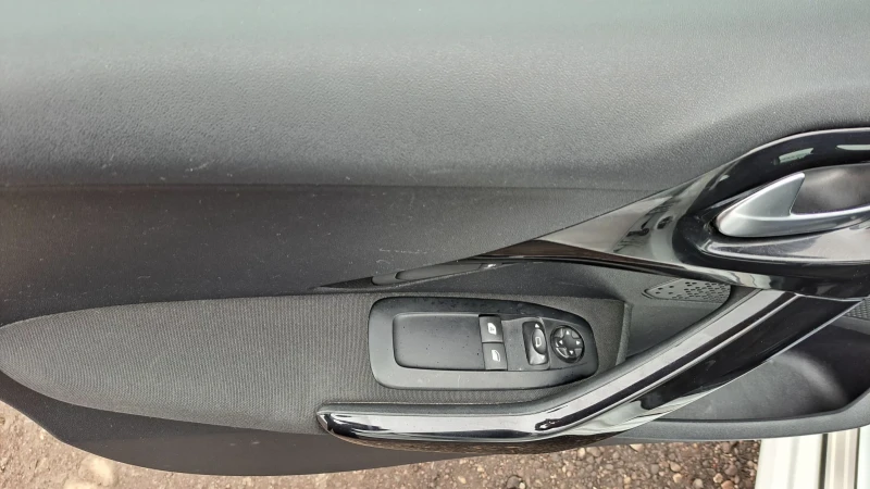 Peugeot 208 1.6 BLUE HDI, снимка 13 - Автомобили и джипове - 53233738