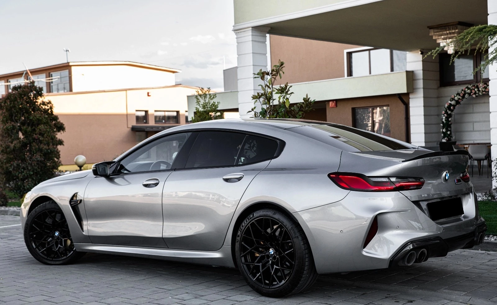 BMW M8 Competition xDrive, снимка 3 - Автомобили и джипове - 54188395