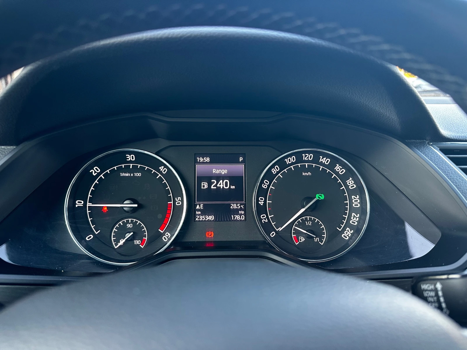 Skoda Superb 2.0TDI 150к.с* ClimaSeats* BlindSpot, снимка 11 - Автомобили и джипове - 55475345