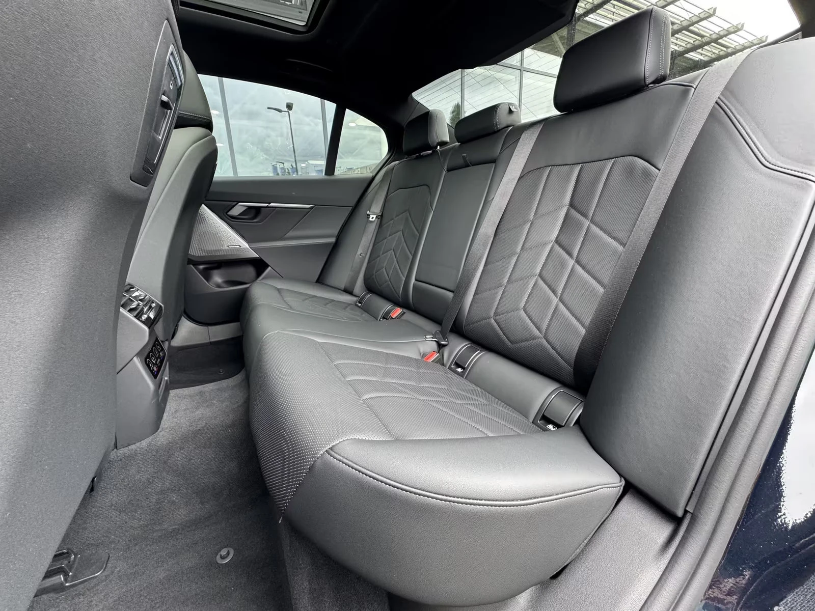 BMW 520 d/190HP/xDRIVE/SPORT/ОБДУХВАНЕ/H&K/360/PANO/666z, снимка 11 - Автомобили и джипове - 55484555