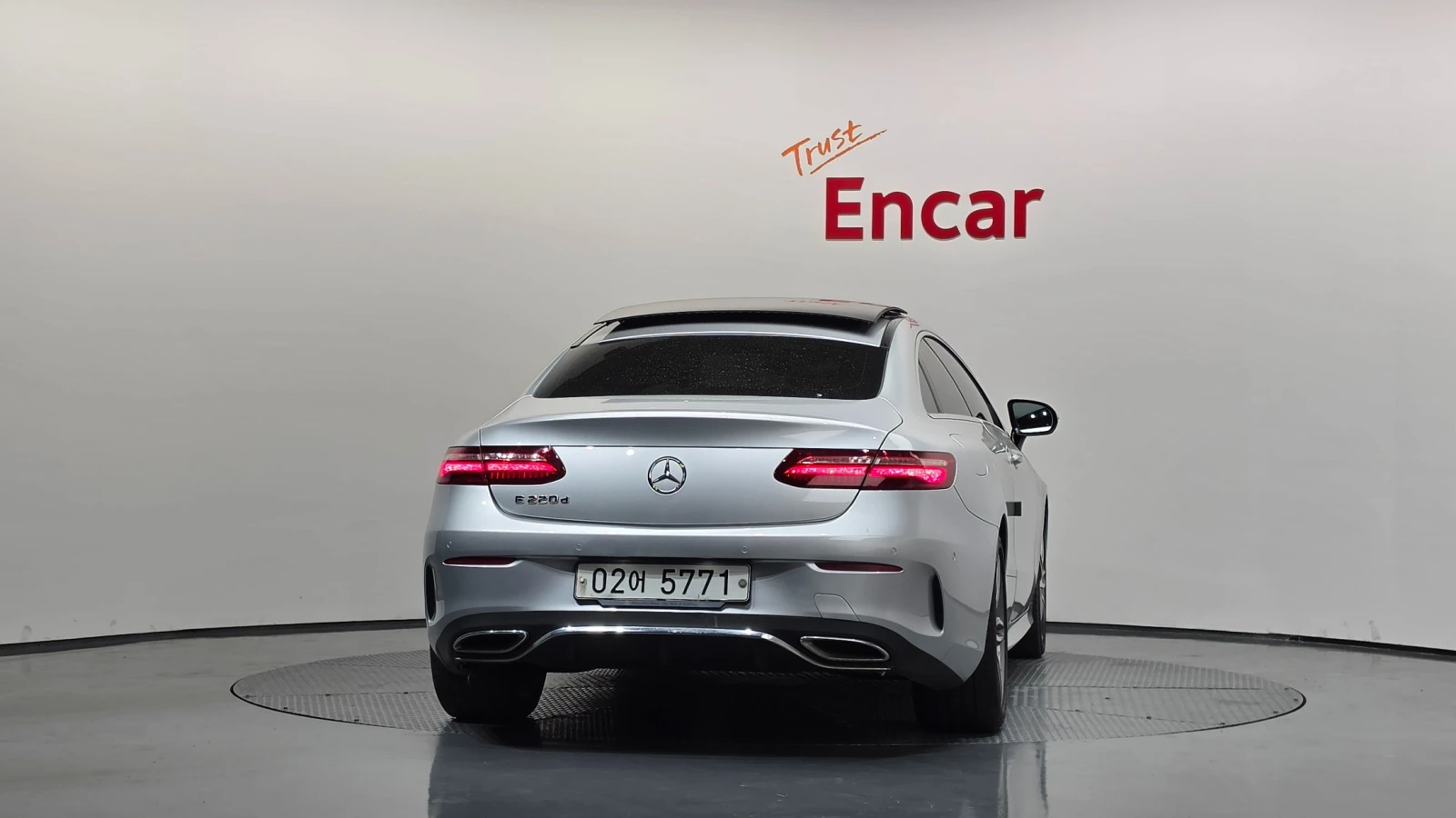 Mercedes-Benz E 220, снимка 4 - Автомобили и джипове - 55721385