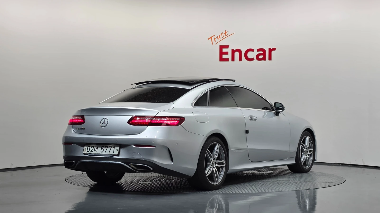 Mercedes-Benz E 220, снимка 2 - Автомобили и джипове - 55721385