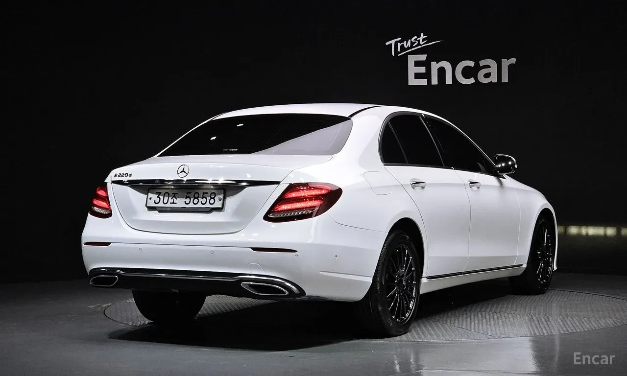 Mercedes-Benz E 220 d Avantgarde | 2019| 134 194 км, снимка 3 - Автомобили и джипове - 55849377