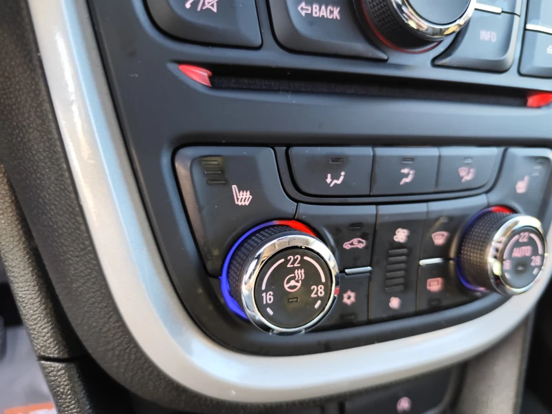 Opel Mokka 1.6CDTi* EURO6* Klimatronik* ПОДГРЕВ* , снимка 10 - Автомобили и джипове - 52731457