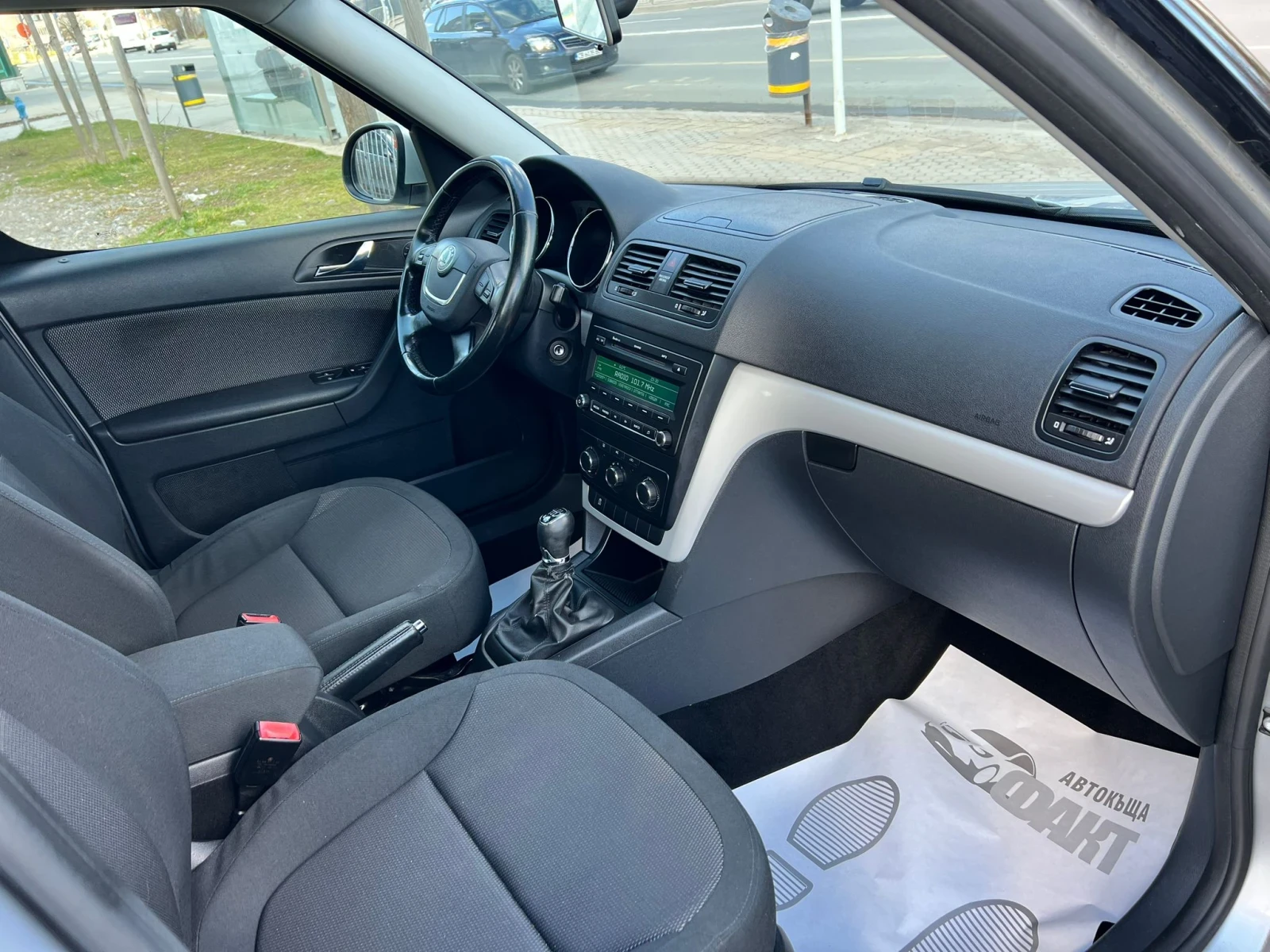 Skoda Yeti 2.0TDi/4x4, снимка 11 - Автомобили и джипове - 52773000