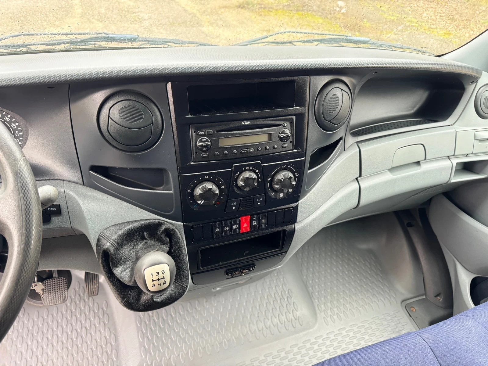 Iveco Daily Климатик* Седалка на Килограми* Сервизна История, снимка 14 - Бусове и автобуси - 53910769