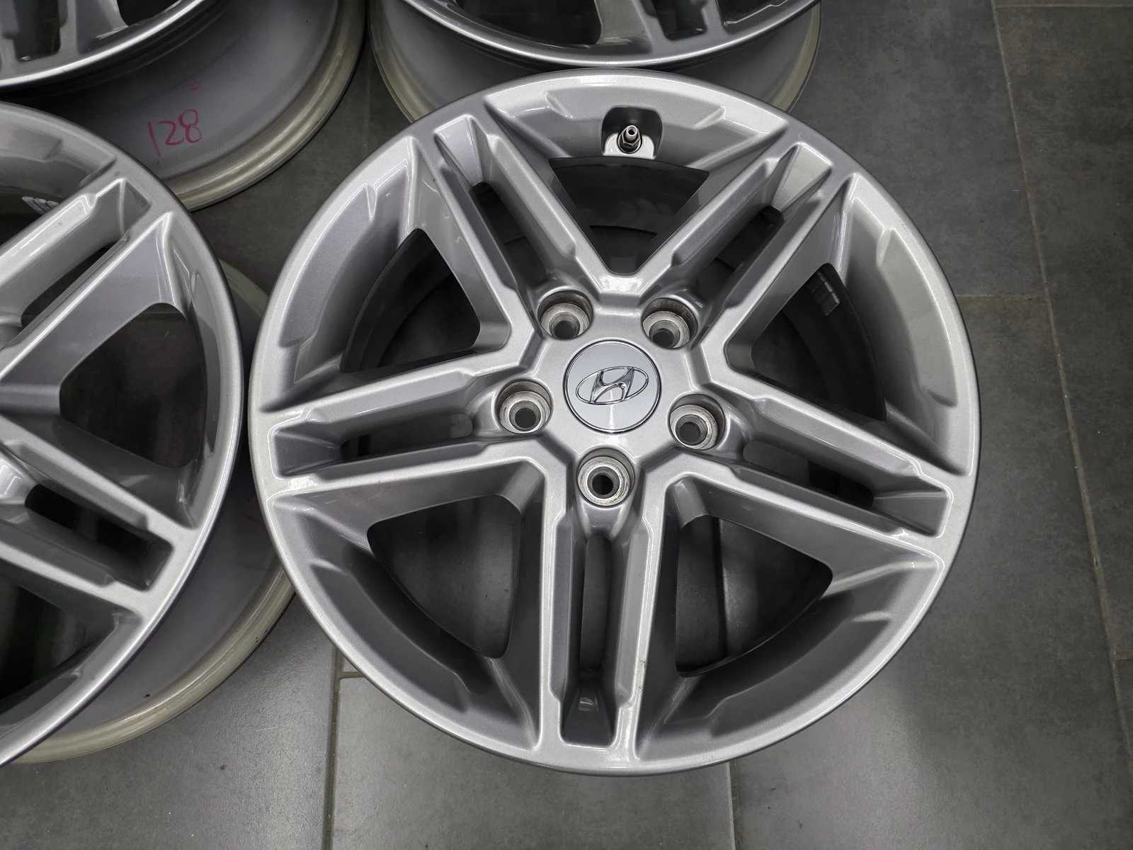 Джанти за Hyundai, снимка 8 - Гуми и джанти - 56735176