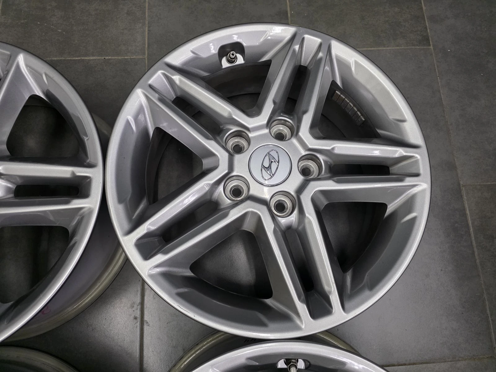 Джанти за Hyundai, снимка 6 - Гуми и джанти - 56735176