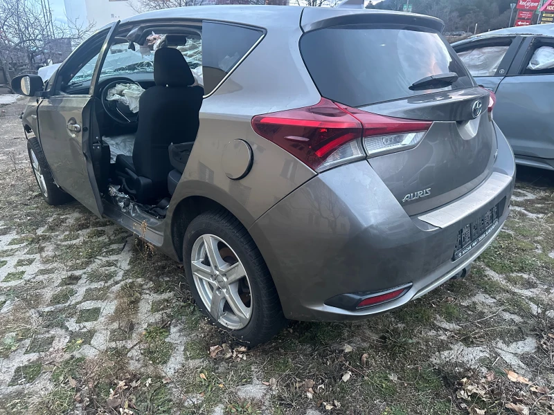 Toyota Auris 1.8-Хибрид, снимка 4 - Автомобили и джипове - 47430811