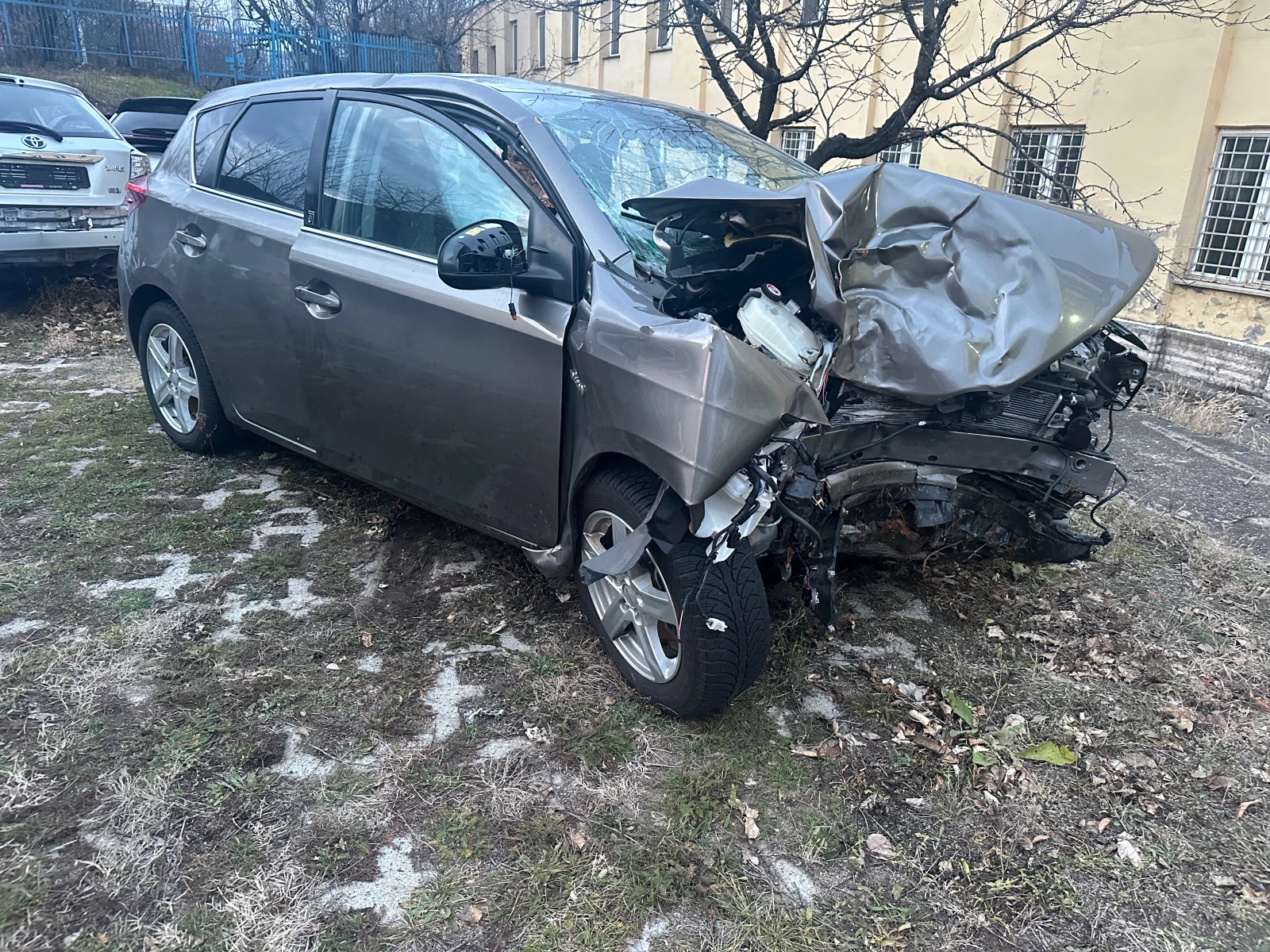 Toyota Auris 1.8-Хибрид, снимка 1