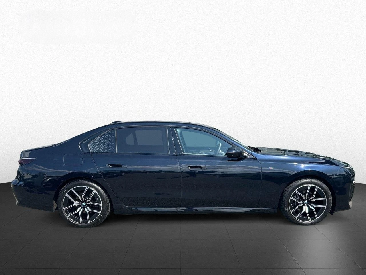 BMW 740 d/xDrive/M-SPORT/THEATRE SCREEN/B&W/ICONIC GLOW/ - изображение 6