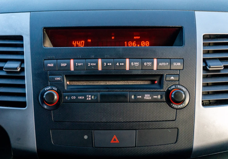 Mitsubishi Outlander 2.4i 170hp 4х4 | С гаранция!, снимка 9 - Автомобили и джипове - 52888340