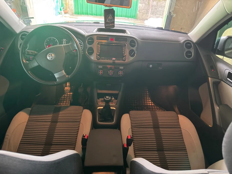 VW Tiguan 2.0TDI , снимка 8 - Автомобили и джипове - 53582402