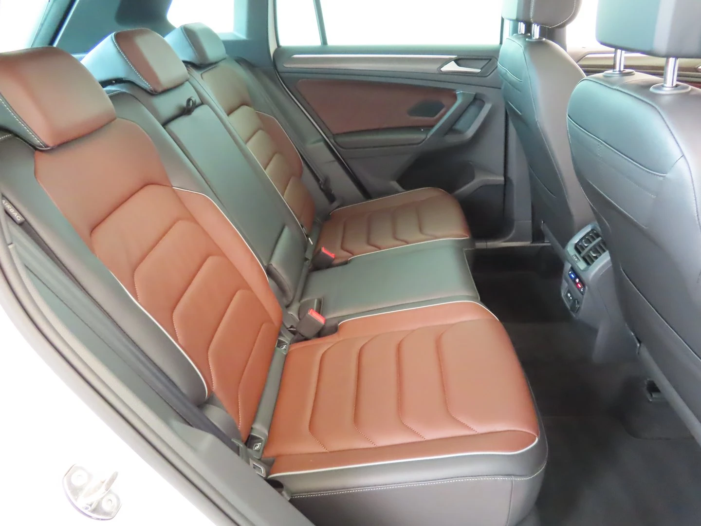 VW Tiguan Elegance 2.0 TDI SCR 4MOTION DSG - изображение 9