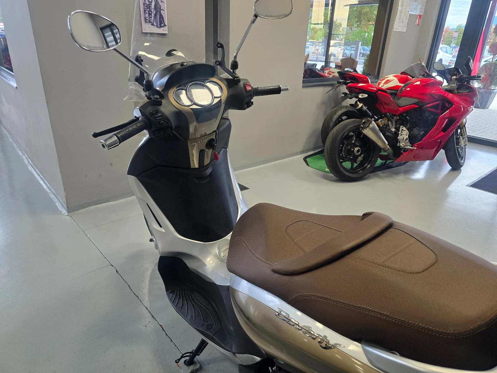 Piaggio Beverly 300ie, 2011г., снимка 10 - Мотоциклети и мототехника - 56104172