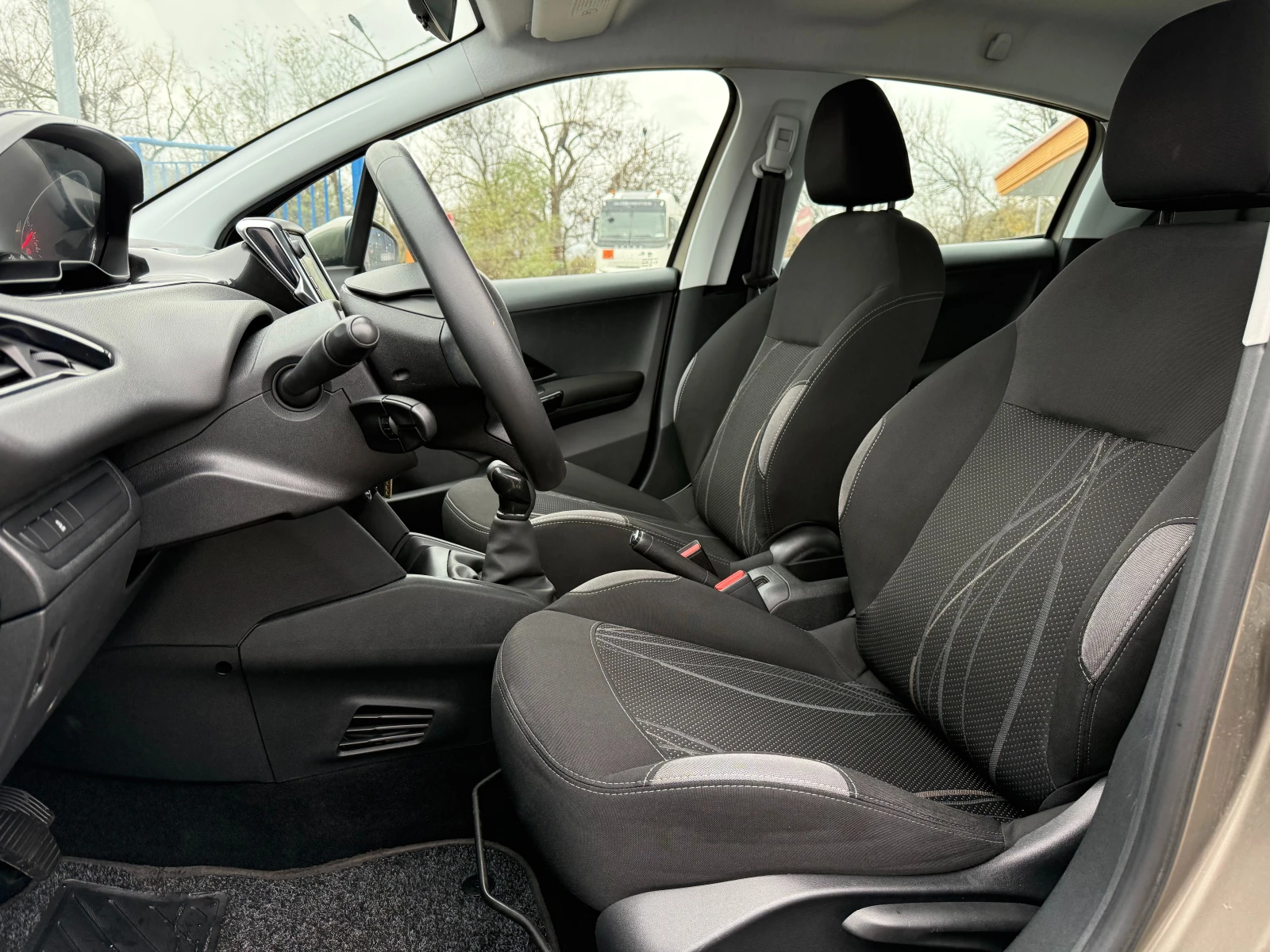 Peugeot 208 1.4HDI-КЛИМАТИК-ЕЛ ПАКЕТ-МУЛТИМЕДИА - изображение 10