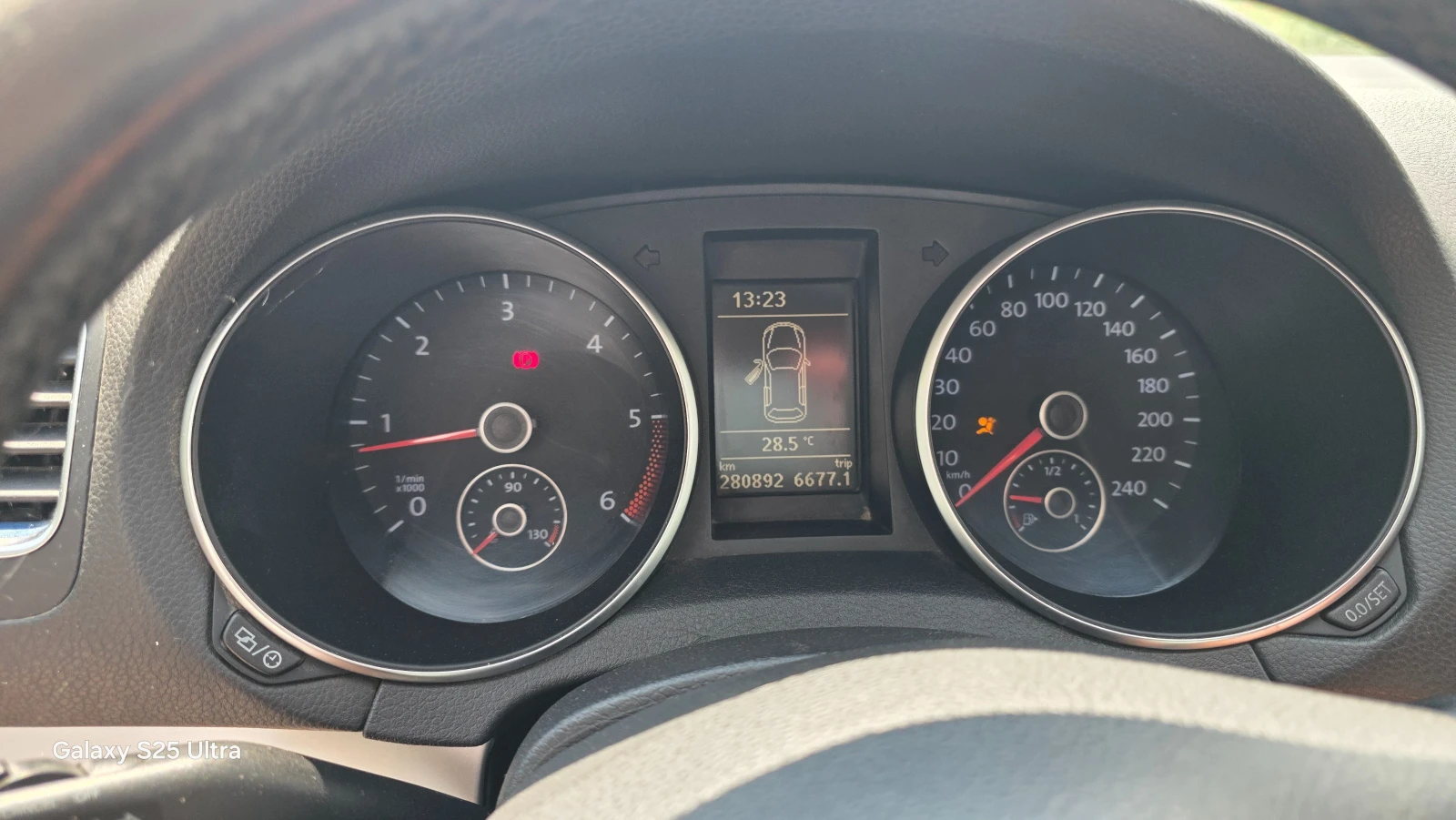 VW Golf 1.6d лед, снимка 15 - Автомобили и джипове - 54821249