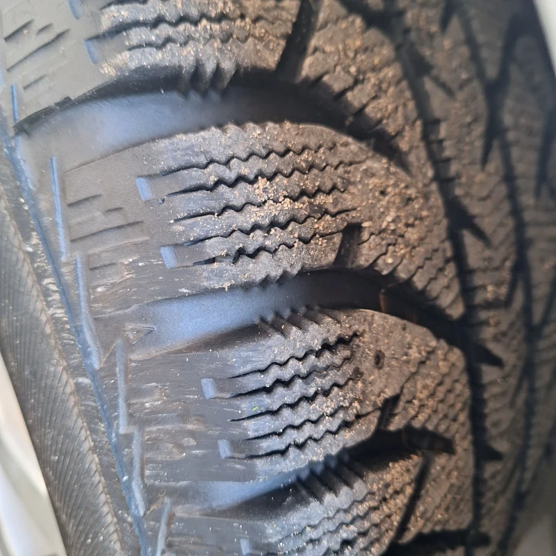 VW Touran, снимка 16 - Автомобили и джипове - 52959309