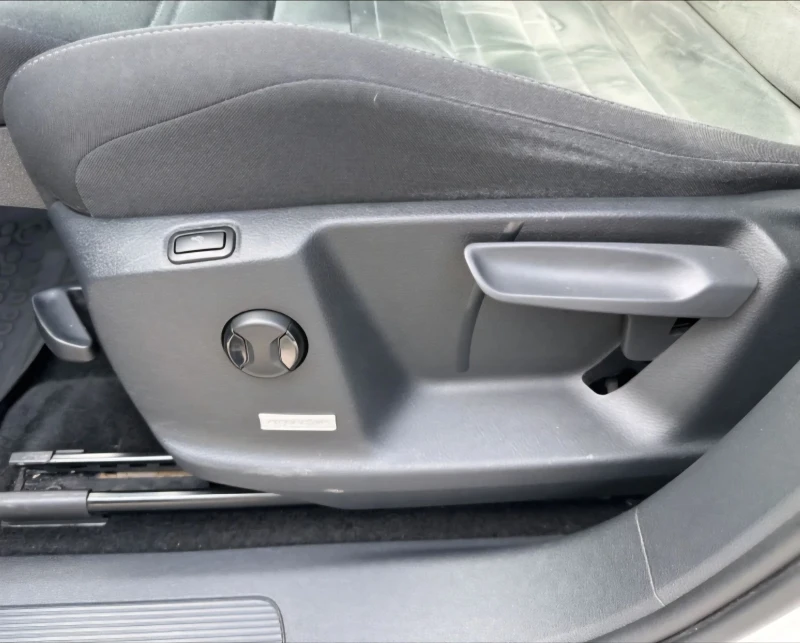 VW Touran, снимка 10 - Автомобили и джипове - 52959309