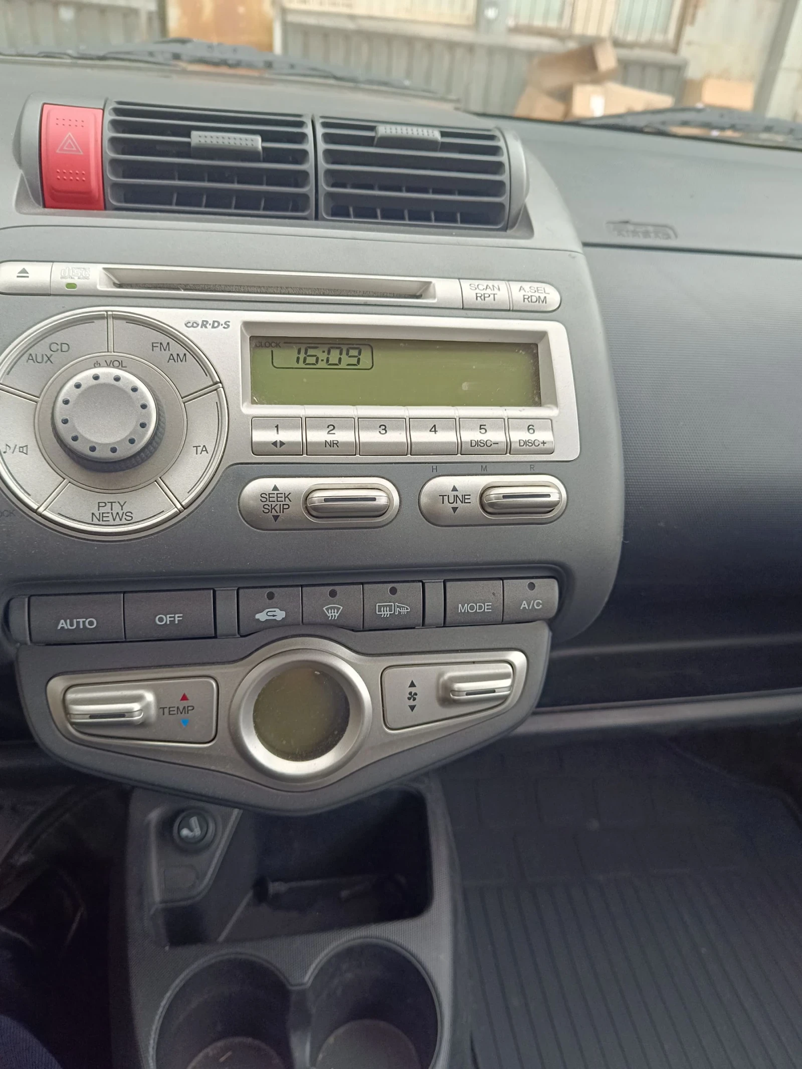 Honda Jazz 1.4, 83 кс., фейслифта  - изображение 6