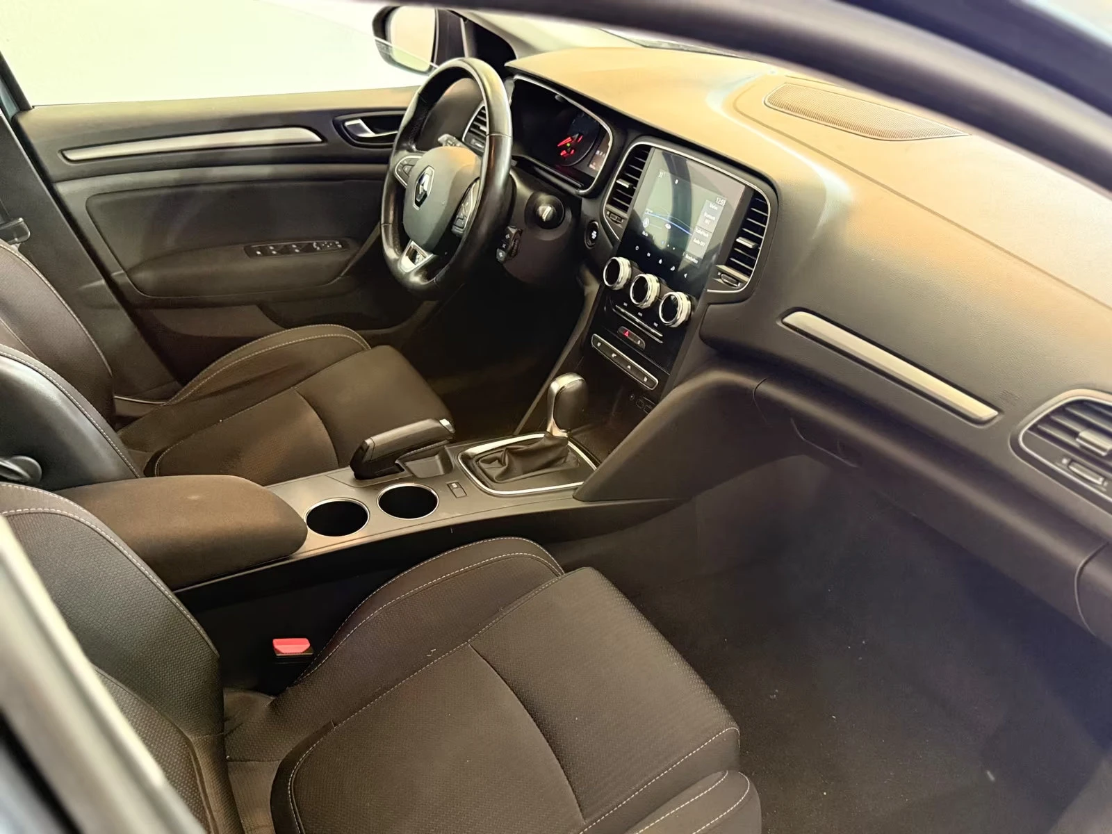 Renault Megane BUSINESS/140HP/CAM/NAVI/LED/KLESS/CPLAY/333g - изображение 9