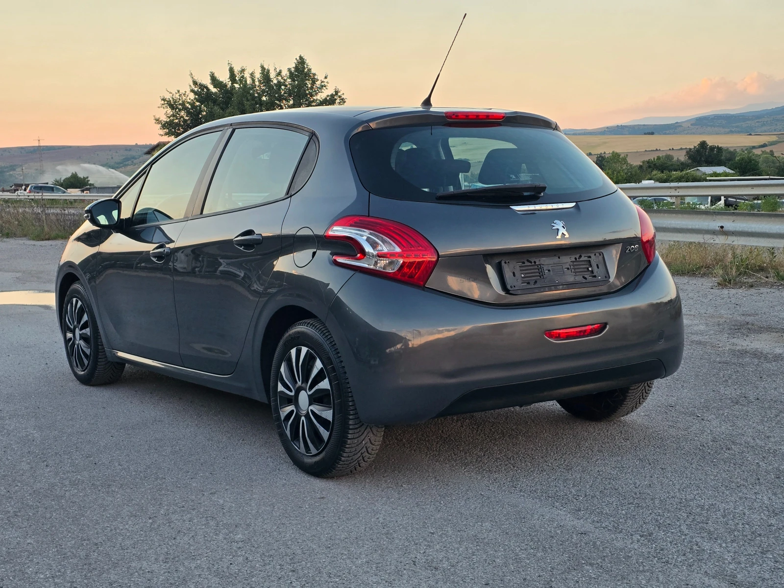 Peugeot 208 1.2 i, снимка 6 - Автомобили и джипове - 55081573