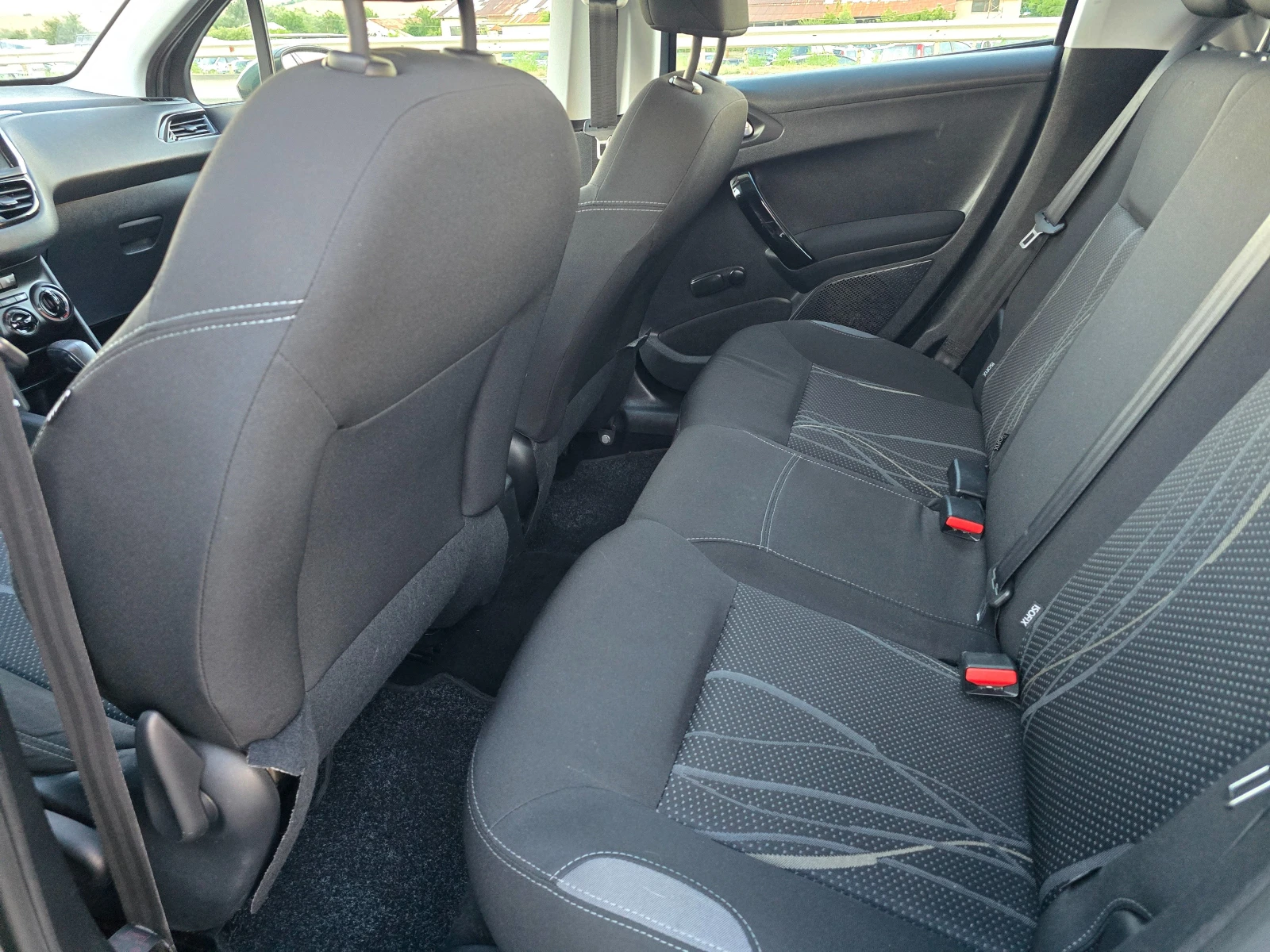Peugeot 208 1.2 i, снимка 9 - Автомобили и джипове - 55081573