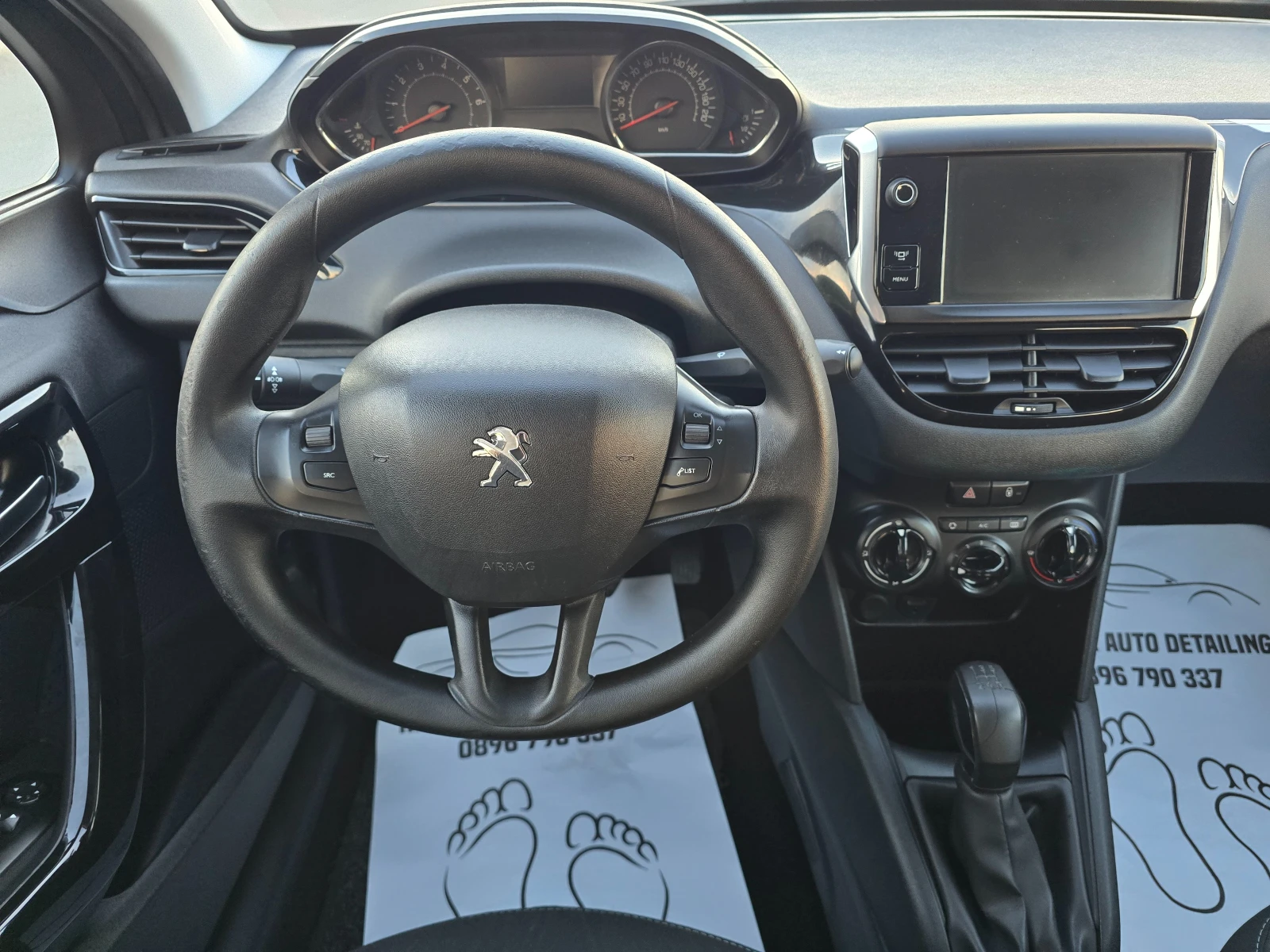 Peugeot 208 1.2 i, снимка 12 - Автомобили и джипове - 55081573