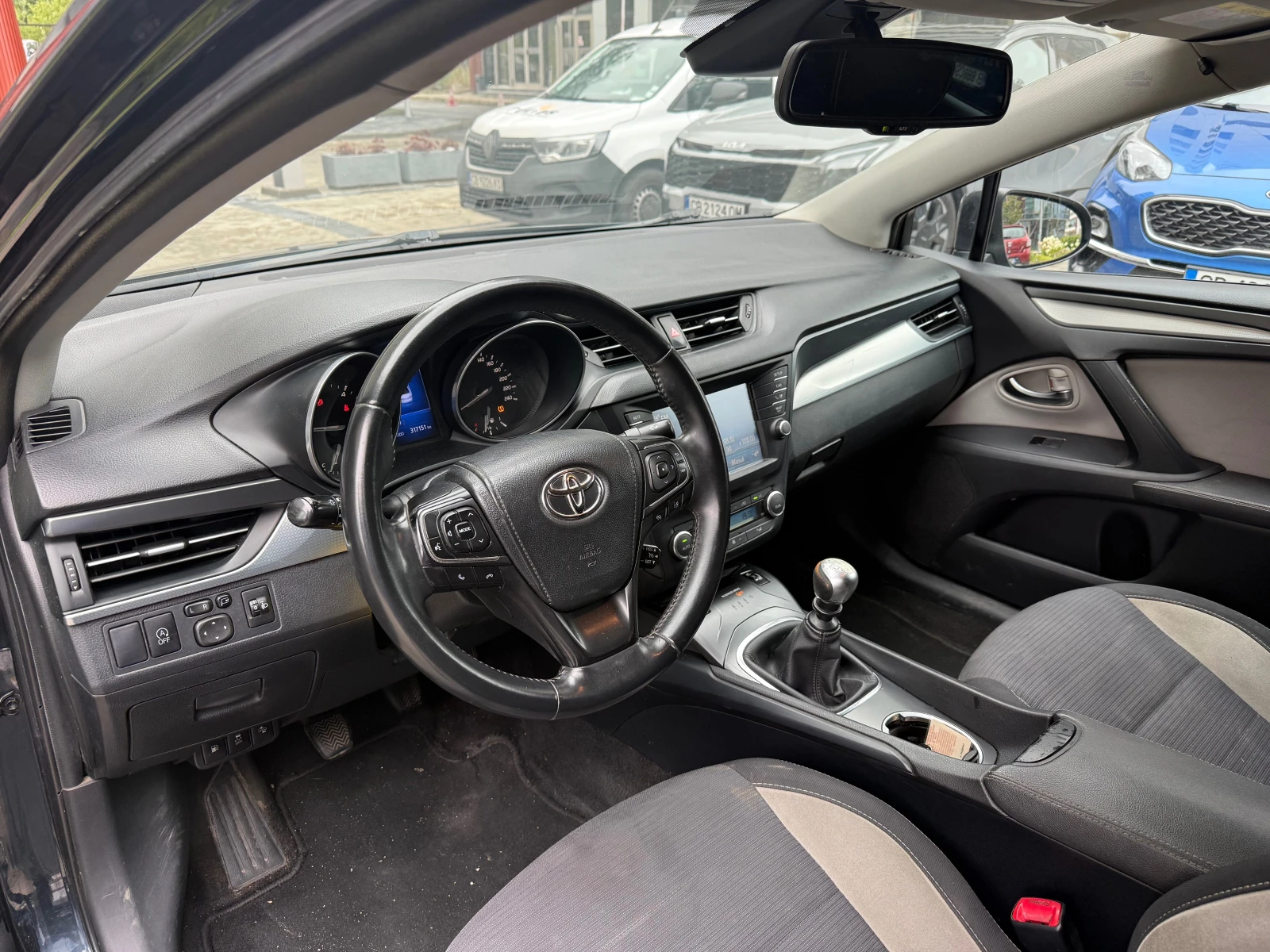 Toyota Avensis 2, 0-l-D-4D Executive, снимка 9 - Автомобили и джипове - 55448461