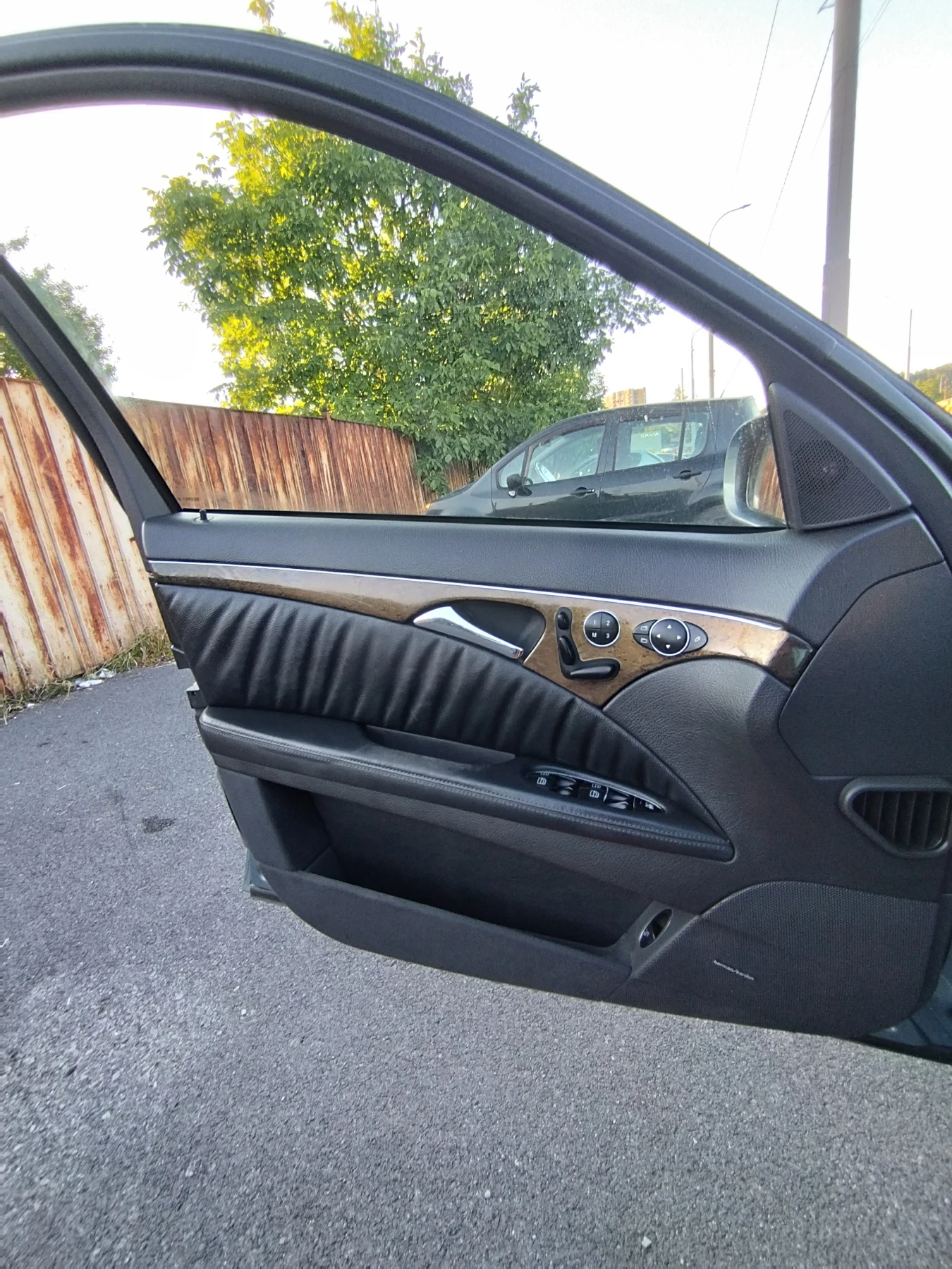 Mercedes-Benz E 320 НАПЪЛНО ОБСЛУЖЕН 204hp., снимка 16 - Автомобили и джипове - 55510435
