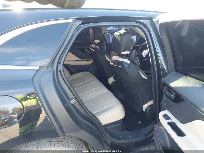 Jaguar F-PACE 2l 25T Premium - изображение 8