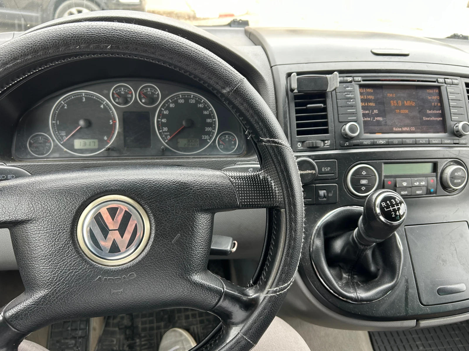 VW Multivan 2.5TDI-174-High Line, снимка 15 - Бусове и автобуси - 53849661