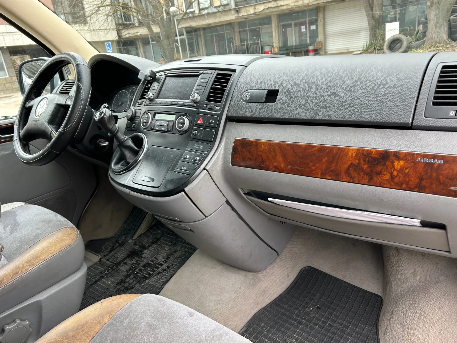 VW Multivan 2.5TDI-174-High Line, снимка 11 - Бусове и автобуси - 53849661