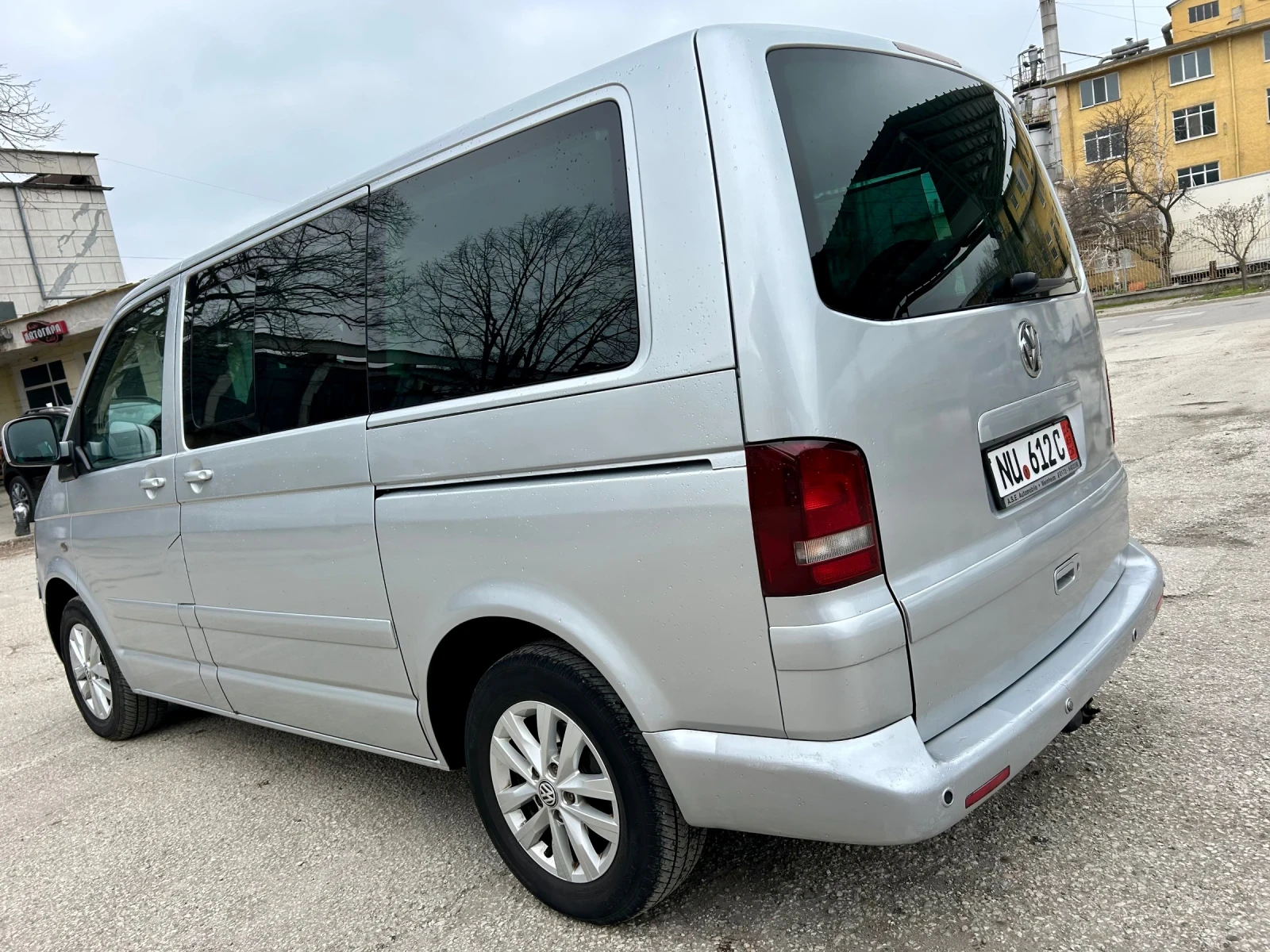 VW Multivan 2.5TDI-174-High Line, снимка 7 - Бусове и автобуси - 53849661