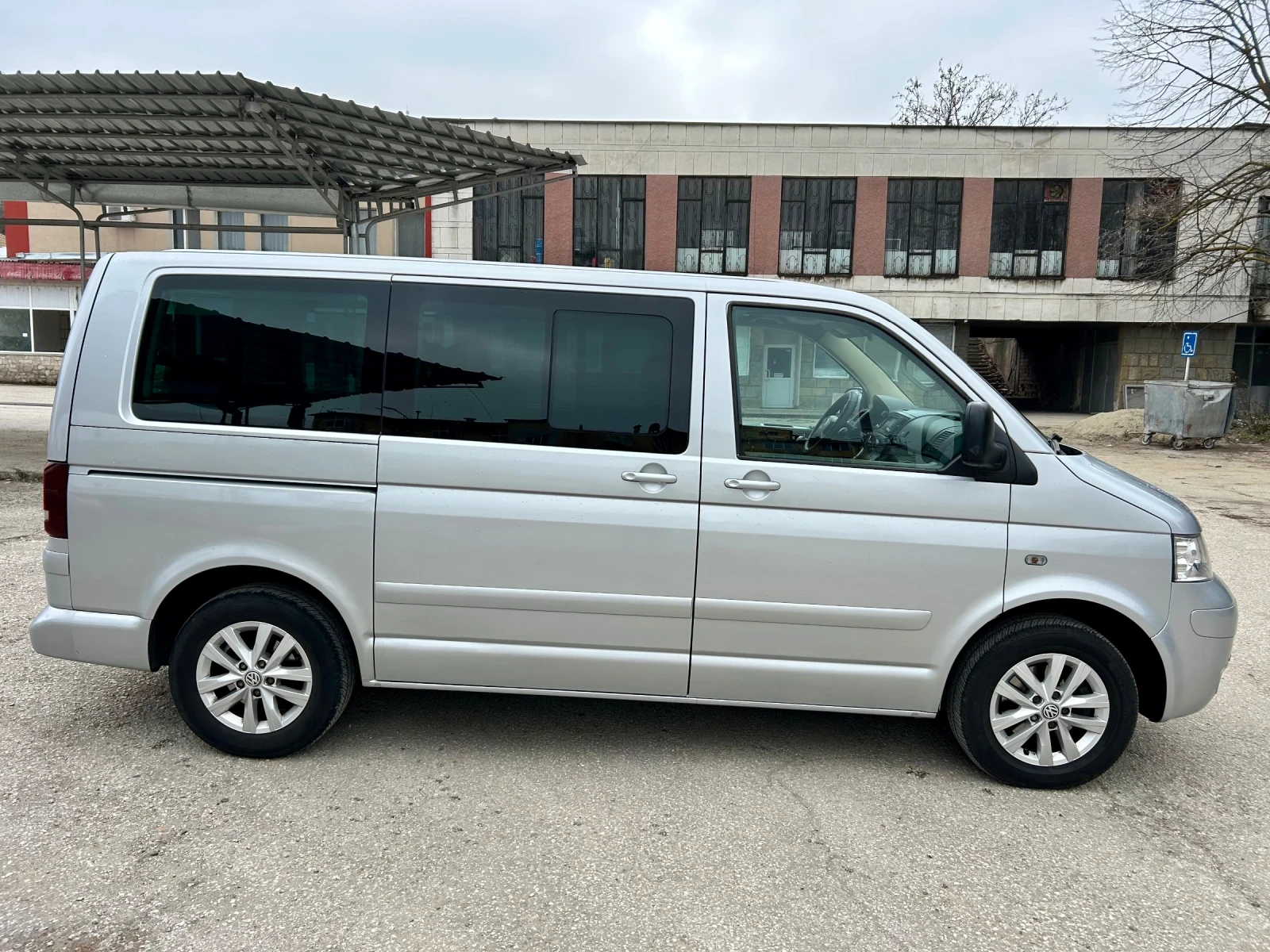 VW Multivan 2.5TDI-174-High Line, снимка 5 - Бусове и автобуси - 53849661