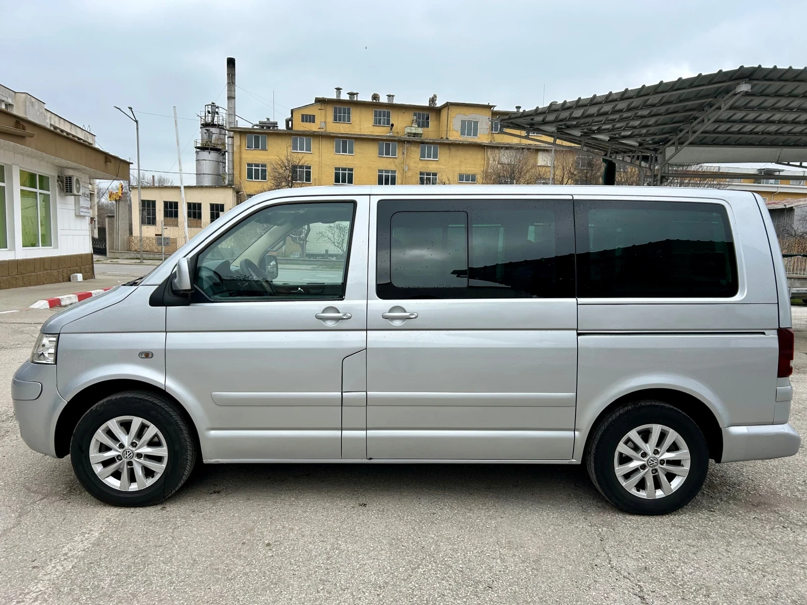 VW Multivan 2.5TDI-174-High Line, снимка 8 - Бусове и автобуси - 53849661