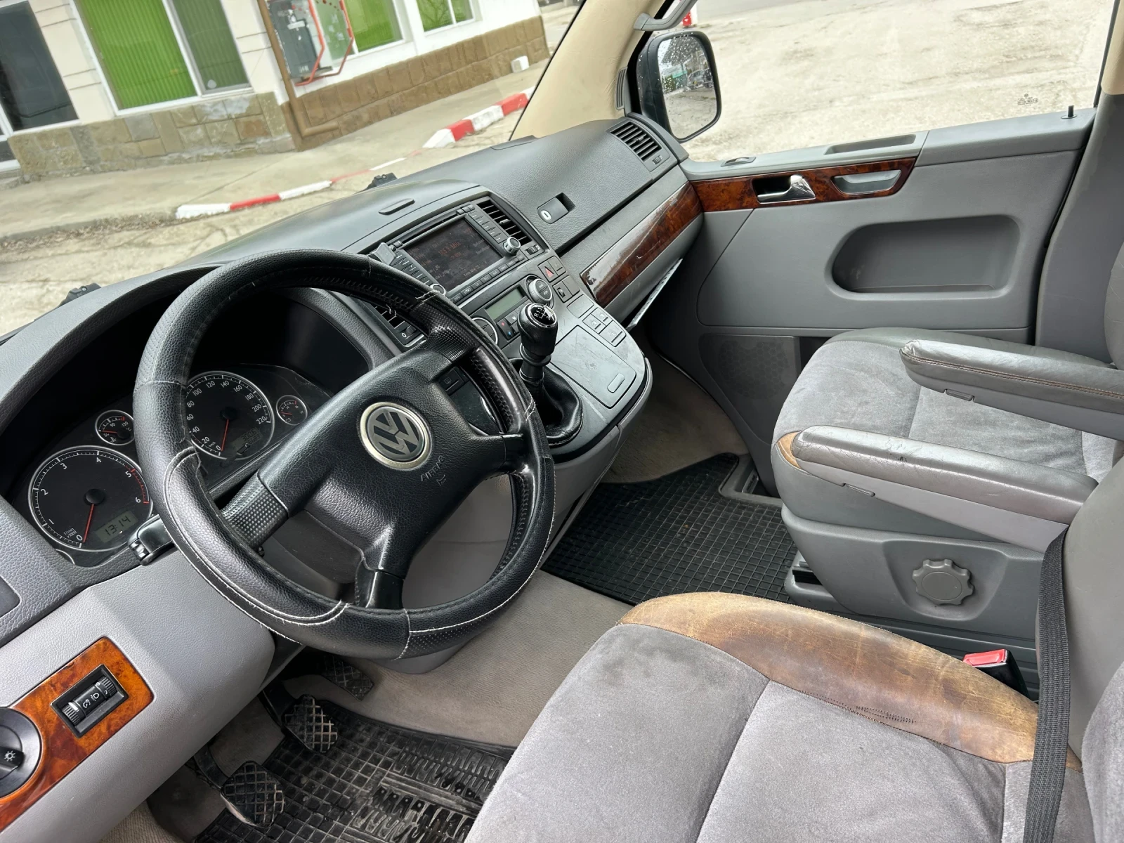 VW Multivan 2.5TDI-174-High Line, снимка 10 - Бусове и автобуси - 53849661