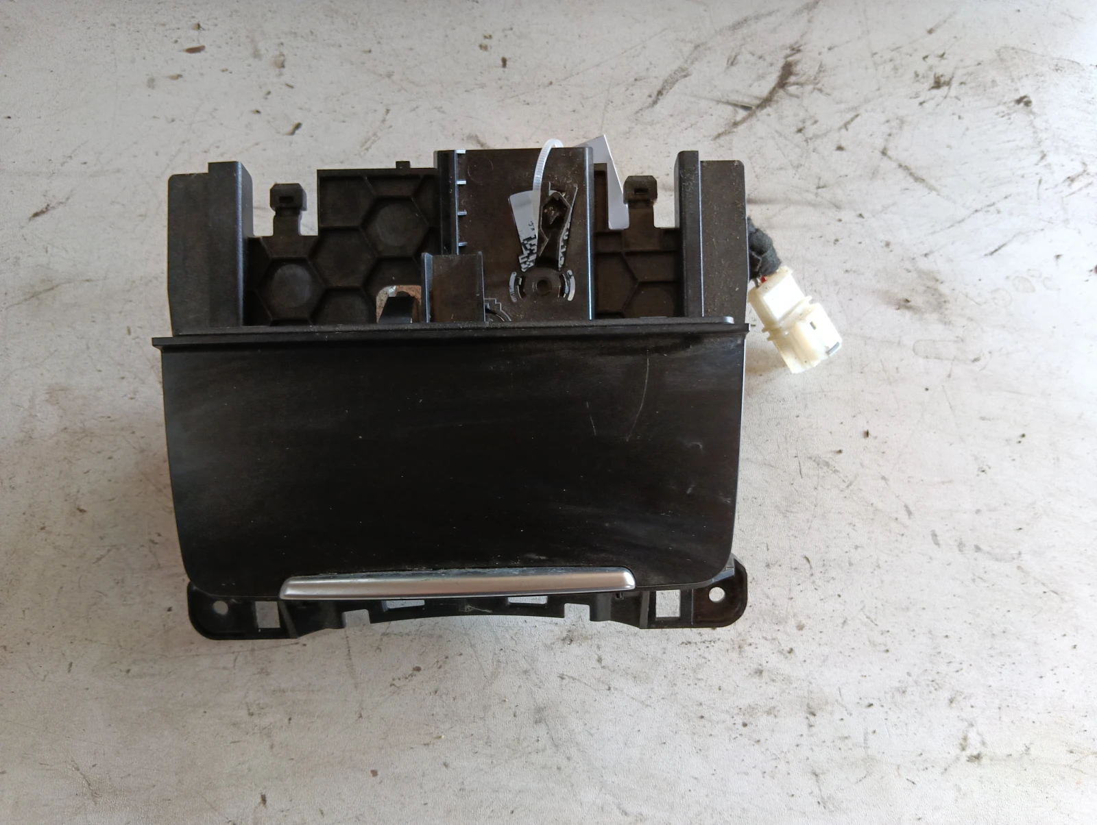 пепелник преден 8K0857951 Audi A4